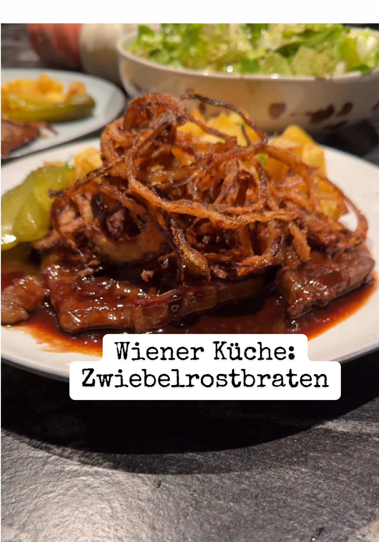 Meine absolute Lieblingsspeise: Zwiebelrostbraten. Kurz gebraten mit viel Sauce & ganz viel knusprigem Zwiebel. Da geht einfach nix drüber. Was ist Eure Lieblingsspeise? Ach ja und als Nachspeise Palatschinken mit Marillenmarmelade - dann bin ich im Food Heaven. Das genaue Rezept gibt es wie immer am Blog. Den Link findet ihr heute in der Bio.  Wichtig, was ich im Video nicht zeigen konnte, weil ich es vor lauter Hunger vergessen hatte aufzunehmen. In die Sauce kommt zur Bindung am Schluss etwas in Mehl und Paprika unfrittierter Zwiebel und für den Geschmack auch noch ein paar frittierte. Aufkochen bis die Sauce schön bindet! Ihr könnt sie aber auch mit kalter Butter aufmontieren. Dann aber nicht mehr aufkochen! #zwiebelrostbraten #wienerküche #wirtshausklassiker #binekocht 