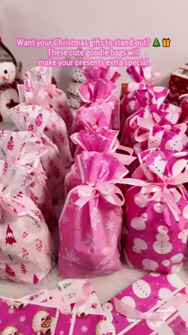 Okay, so how adorable are these Christmas goodie bags? Just picture your gifts inside them. It doesn't get more special than that!#christmas#christmasgiftbag#Giftpackaging#goodiebag#giftidea 