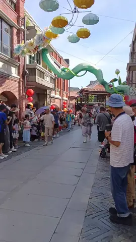 asli liburan kali ini seru bnget🥰dlu semasa kecil cuma bisa liat kera sakti di layar tv eeh sekarang ada di depan mata😅suka bngget aku wkssss🤭keren sih dari lantunan musik dan penampilan persis bnget aku sampe nyari sumber suara nya di mana k berasa masuk di jaman itu😅