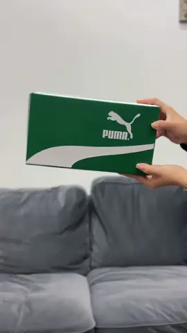 Nggak semua sepatu bisa bikin langkah lo seanggun ini. Puma Speedcat Ballet, simple tapi powerful. Yang nyari style clean + comfort, ini pilihan tepat! #PumaSpeedcat #PumaBallet #Blacksweet #OOTDIndonesia #StreetStyle