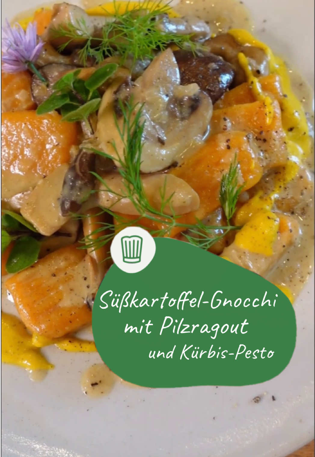 🍂 Süßkartoffel-Gnocchi mit Pilzragout und Kürbispesto – mehr Herbst auf dem Teller geht nicht! 🎃🍄  Zarte Süßkartoffel-Gnocchi, kombiniert mit einem herzhaften Pilzragout aus Kräuterseitlingen und Champignons, getoppt mit aromatischem Kürbispesto.  Für das Pesto wird der Kürbis im Ofen geröstet und mit Knoblauch, Parmesan und Sonnenblumenkernen zu einer cremigen Sauce gemixt. Die Gnocchi werden aus weichgebackener Süßkartoffel, Eigelb und Mehl handgemacht – perfekt für ein cozy Herbstgericht! 🍁✨  Zutaten für die Gnocchi:  800g Süßkartoffel 2 Eigelb  60 g Hartweizengrieß 175 g Mehl  75 g Kartoffelstärke 2 TL Salz Das ganze PLUS Rezept findest du auf Chefkoch.de unter dem Titel „Süßkartoffel-Gnocchi mit Pilzragout und Kürbis-Pesto“ Viel Spaß beim nachmachen ✨♥️ #SüßkartoffelGnocchi #Herbstküche #Kürbispesto 