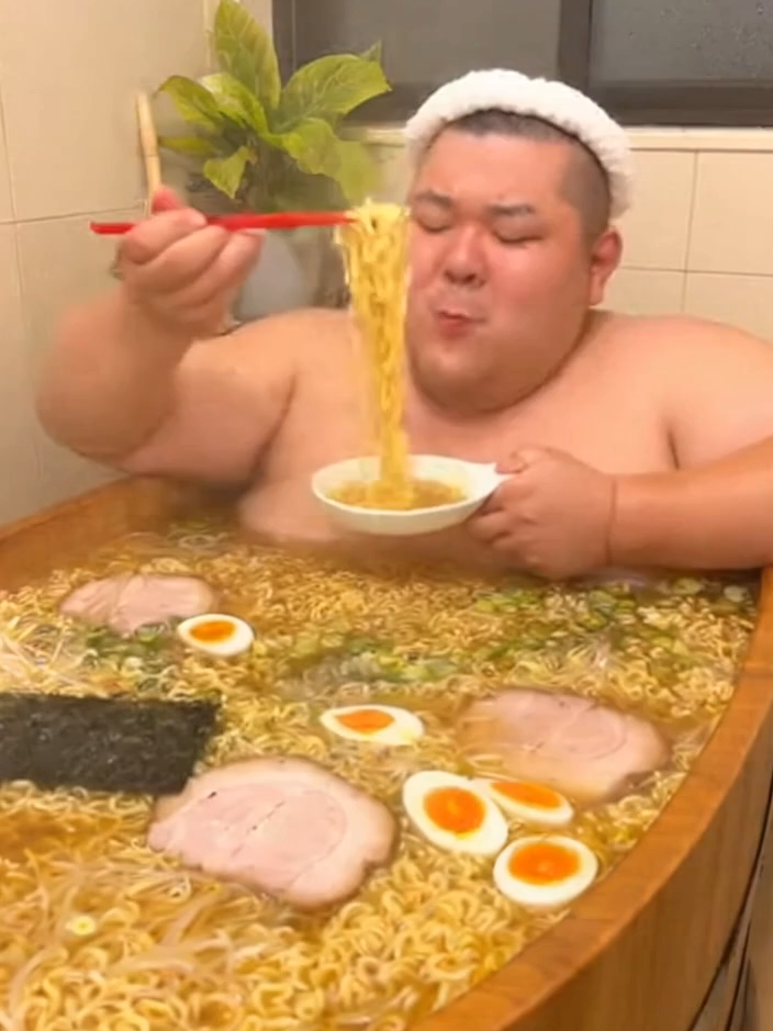 ラーメン風呂　#ラーメン #デブ #風呂 #ai