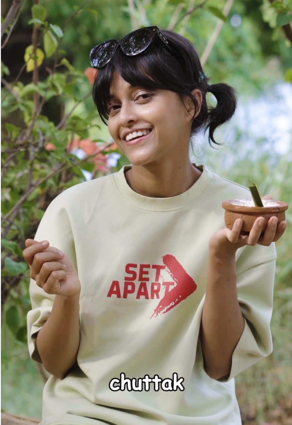 Chuttak Chuttak with my මී කිරි 😋 Thank you @Kevan’s casa  Rocking @The Licenced Graphic tee  #ChuttakChuttak #චුට්ටක්චුට්ටක් #Yohani2ndStudioAlbum #Aadarei #yohani          