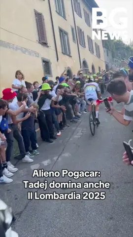 🏆 “Chi tifiamo oggi? Pogacar”, “Siamo qui per Tadej”, “Spero di vedere il campione del mondo in fuga”. Sono le frasi che si sentono più spesso per le strade di Bergamo e della provincia, nelle quali decine di migliaia di appassionati si sono riversati in massa per non perdersi il passaggio di un campione che è già leggenda.  Tadej Pogacar vince il quinto Lombardia consecutivo, diventa il primo a riuscirsi nella storia, agganciando Coppi in quanto a successi e superandolo per trionfi messi in fila. 🚴‍♂️ #bergamo #bg #pogacar #ciclismo #lombardia 