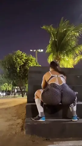 Treino de agachamento na praça 💪 #treinofeminino #treinopesado #vidafitness #linda #videoviral 