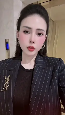 Một tháng 30 ngày mình mặc vest 28 ngày đi làm ♥️