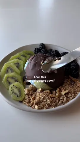 Oh? dry yogurt with dark chocolate shell, kiwis, granola, nuts, blackberries and flaky sea salt on top🧂🖤🥣🥝#healthysnack#healthydessert#guthealth