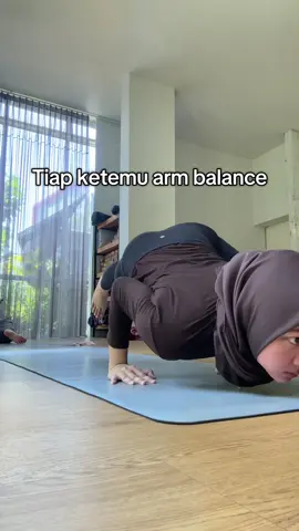 y maaf #yoga #yogatok #armbalance 