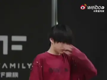 Hãn ca à đừng khóc mà 😭.Vì ko thực hiện đc động tác khó nên ebe đã khóc.May có anh Nguyên luôn ở bên cạnh an ủi ẻm ❤️‍🩹 #trantuhan_chensihan_陈思罕 #xhhhhhhhhhhhhhhhhhhhhhhh #chensihan #chensihan_陈思罕 #zhangguiyuan 