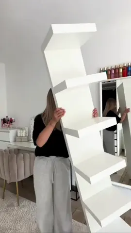 🖤 Organização com estilo! Deixe seu quarto ou banheiro mais moderno e elegante com a Torre Prateleira Vertical MDF! Perfeita para sapatos, perfumes e decoração — ocupa pouco espaço e transforma qualquer cantinho ✨ 📏 Tamanhos: 85cm e 170cm 🎨 Cores: Branco, Preto e Marrom 💸 Frete grátis acima de R$10 👉 Garanta a sua antes que acabe! link dos produtos na bio  #Achadinhos #Decoração #Organização #ShopeeAchados #CasaBonita