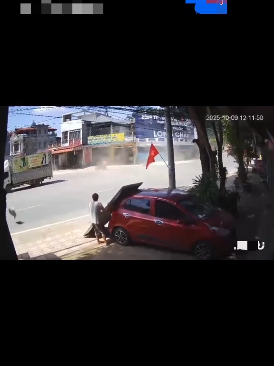 #tainangiaothong  nổ lốp xe tải, quá nguy hiểm