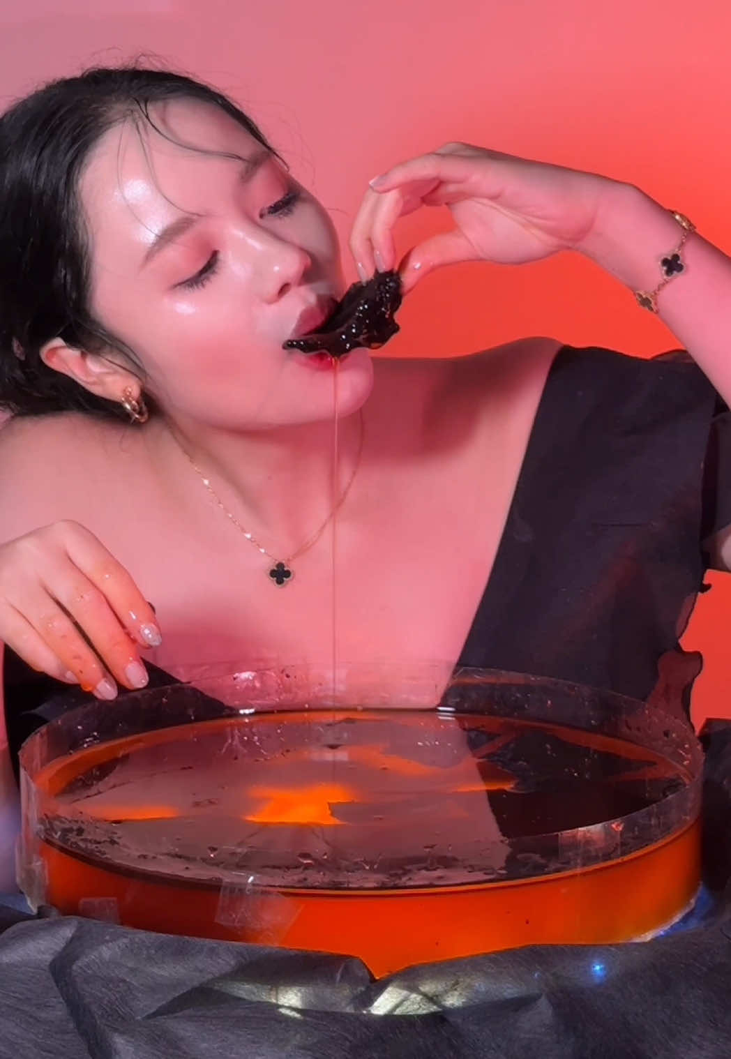 วันนี้ไม่ใช่ ai นะ 🤭 ใครอยากได้สูตรลาวาพิมพ์ ลาวา 😋 คลิป no spon แต่คนถามมาเยอะมากเลยค่ะ ว่าไปงานใช้ลิปอะไร จริง ใช้หลายตัวแต่ @Radcosmetics hyperline 02+06 กับ lip glass 03 คือที่ใช้บ่อยสุดตอนนี้ 🤭 เก่งจังเลยค่ะ @🧸Pimprapa🧸 