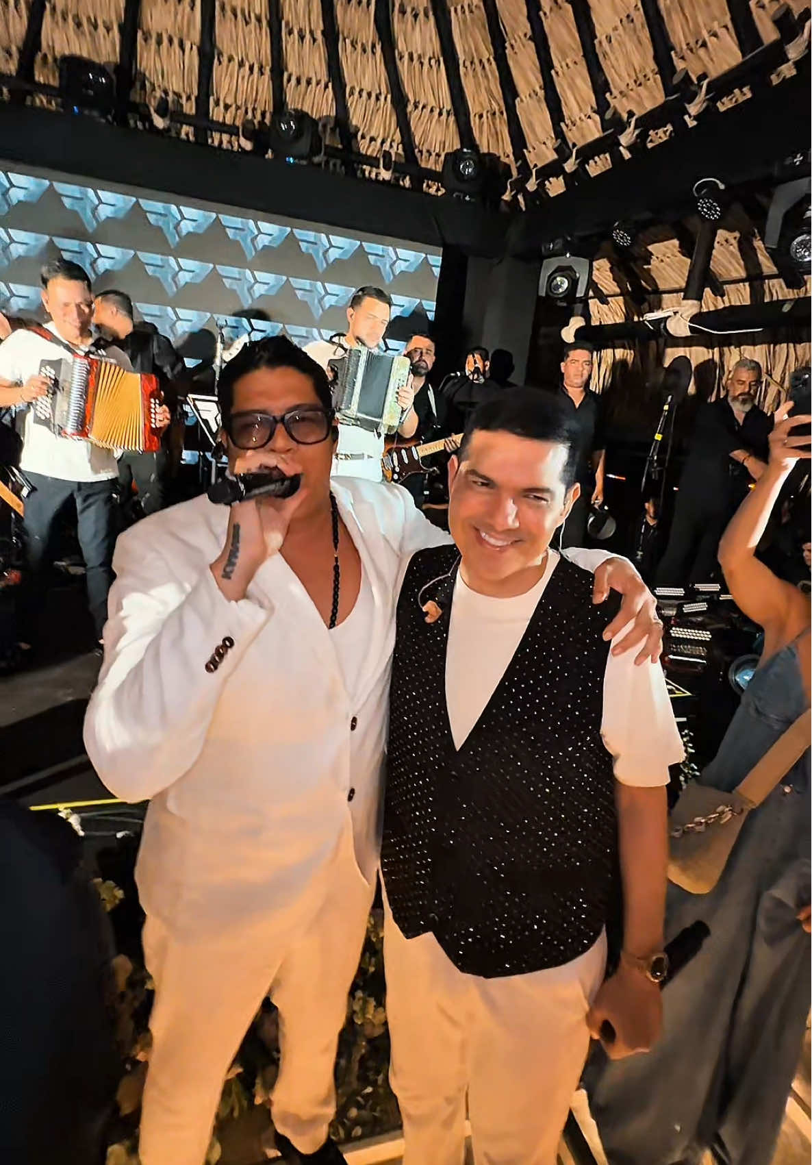 Un encuentro con “El Caballero” @Peter Manjarrés haciendo lo que más nos gusta, cantarle al amor. ❤️💍 #Cartagena