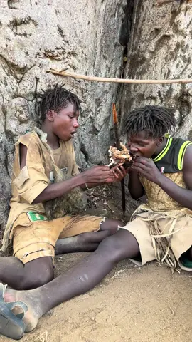 Eating lunch #hadzabetribe #eating #viralvideos 