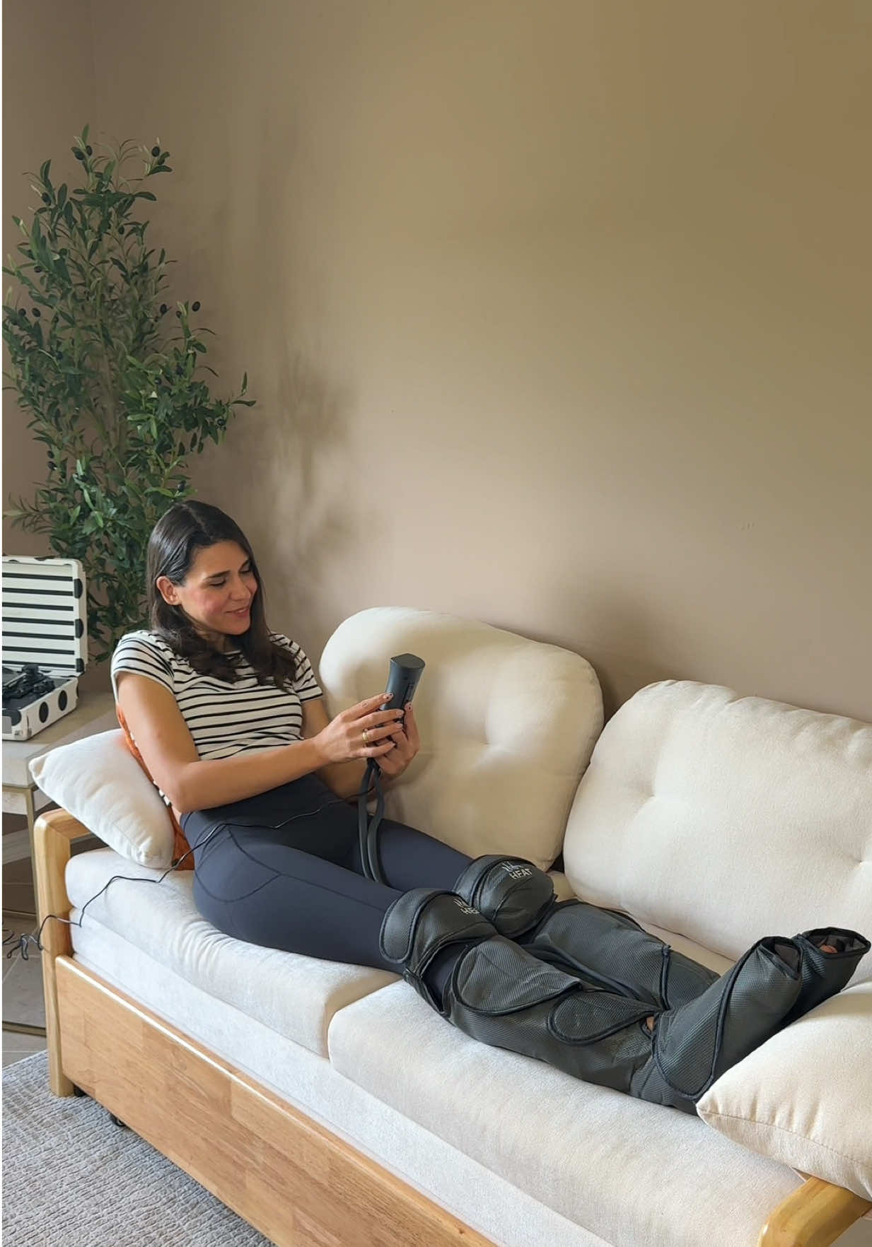 Back to my workout routine 🏋️‍♀️💪 And yes… recovery time just got a serious upgrade 😍 After every leg day, my Fit King foot & leg massager with knee heating brings me back to life 🔥💆‍♀️ Perfect for tired legs, sore muscles, and that post-gym relaxation we all need! 💫 👉 Use code FITK011 for $3 off 💕 @FIT KING  #FitKing #LegDayRecovery #MuscleRelief #RelaxationTime #ad 