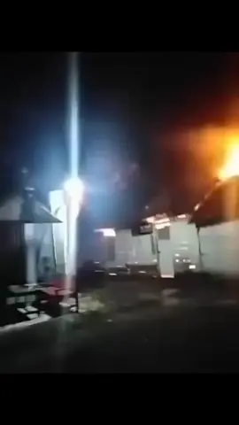 Telah terjadi kebakaran di pemukiman pulau Mencawak, area pantai Sigandu Batang. Sabtu (11/10/25) malam. (berbagai sumber) #pekalongan24jam #fyppp #jateng24jam #kebakaranrumah #batang 