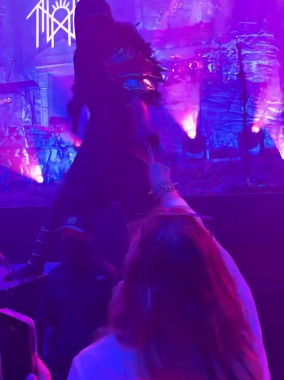 Vessel's intrusive thought wins 😁  A wholesome moment between a fan (her name is Joy) and Vessel 💖 Gratitude jmatt_160 and justanotheralex on IG 🌸 Oakland Ritual 10.11.2025 #sleeptoken #fyp #sleeptokenband #sleeptokenworship #foryoupage 