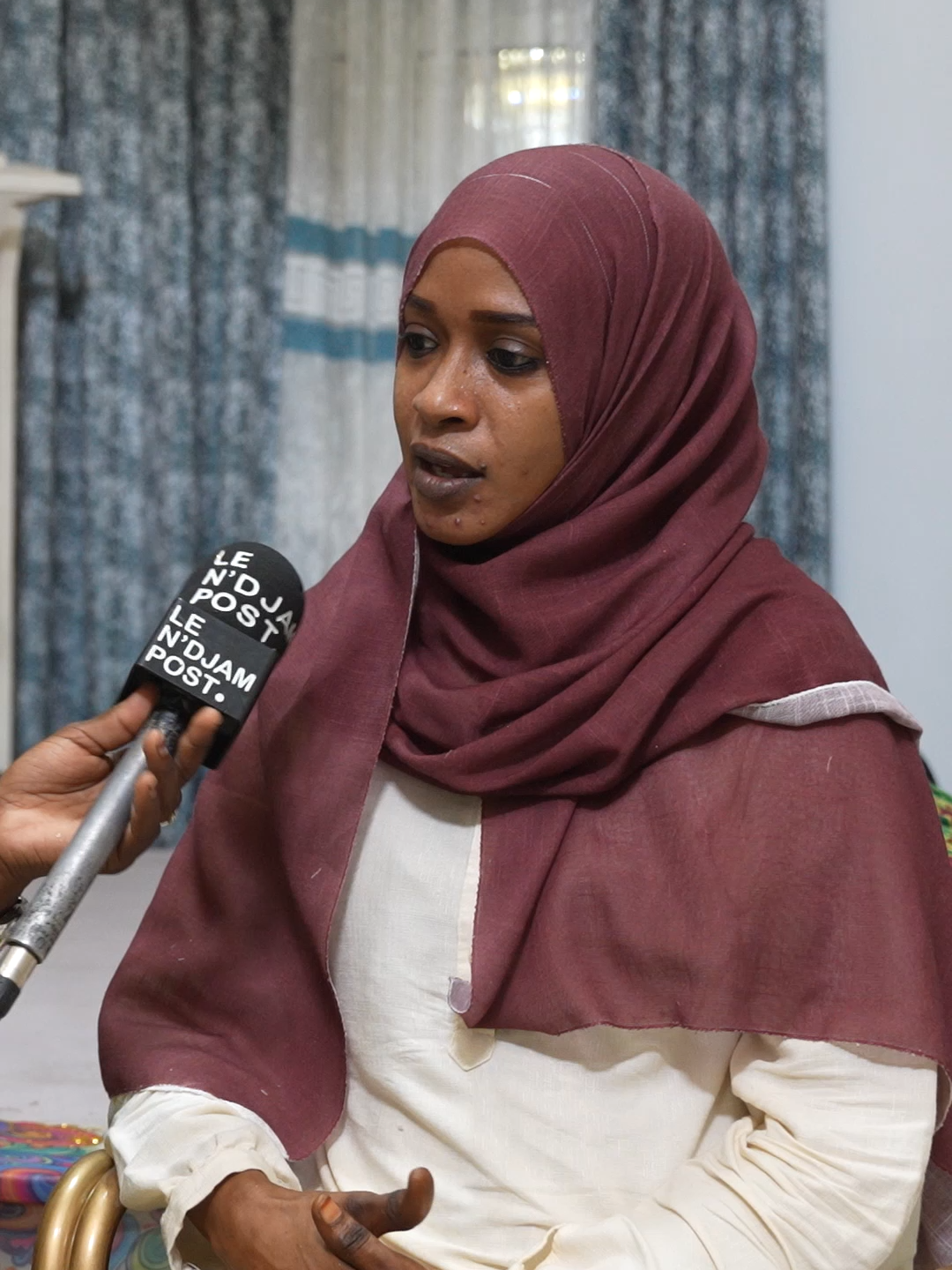Une femme tchadienne a appris l'art de la fabrication de voiles au Soudan, puis est revenue dans son pays pour ouvrir un atelier et former gratuitement d'autres femmes. Un parcours marqué par la passion et le don de soi… C'est cette histoire que nous vous racontons aujourd'hui.  إمرأة تشادية تعلمت في السودان فنّ صناعة التوب ، وعادت إلى وطنها لتفتح مشغلًا وتدرّب النساء التشاديات مجانًا. رحلة من شغفٍ وعطاء… ترويها لكم قصة اليوم .