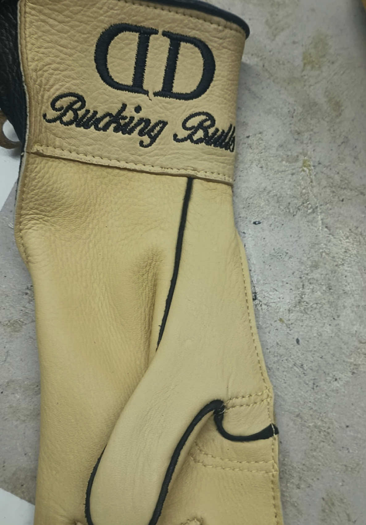 Just in time for @PBR World Team Finals ✋🏽🤚🏽 #buckingbulls  #tiffanyglovecompany 