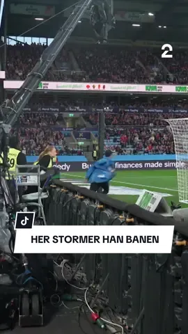 Ikke vist på TV: Her stormer han banen! #norge #israel #ullevaal #landslaget 