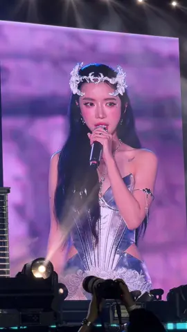 Nữ thần màn led @LyLy Singer xuất hiện lần nào nức lòng lần đó 🤭🤭 #Lauramakeup #LyLy #teamHiwon #concertemxinhsayhi 