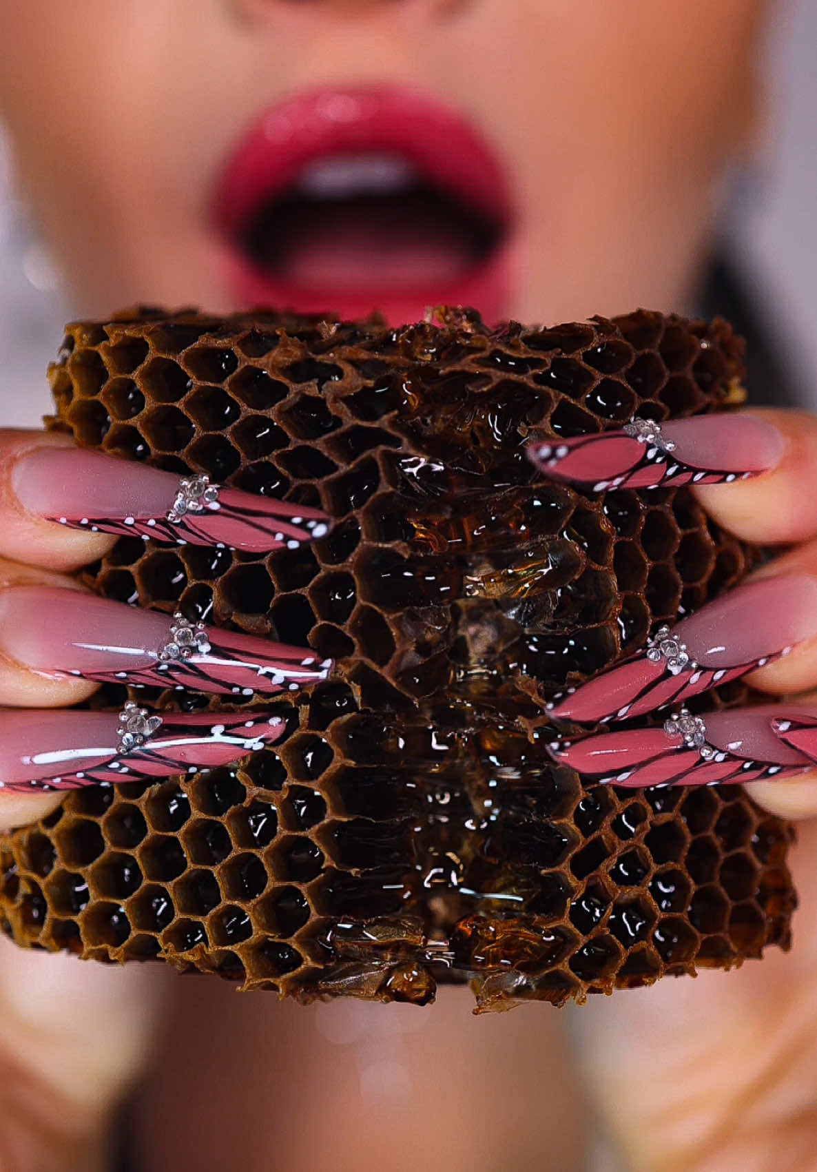 Black honeycomb ASMR 🍯  #honeycomb#asmrhoney#honeyasmr#sweetmukbang#blackhoney 