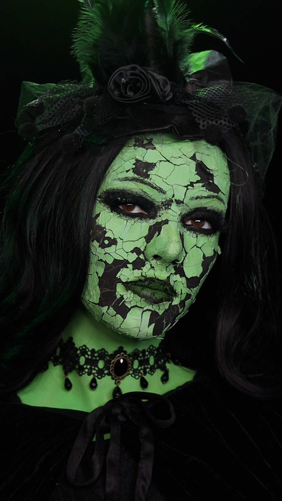 Replying to @Kat (Artemas Version) the cracked doll makeup trend but make it ✨witchy✨ | ib: @Ane Marie @FAYA #halloweenmakeup #greenwitch #witchmakeuplook #claymask #creativemakeup 