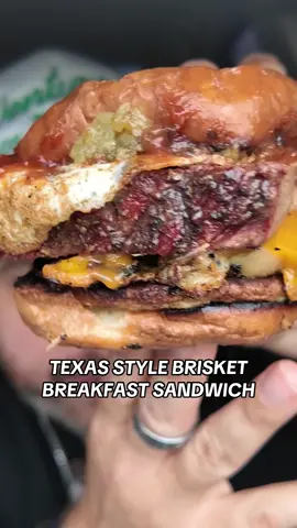 I’m still dreaming about this Texas Style brisket breakfast sandwich from the Nia and Jags BBQ popup at the Studio City Farmers Market.  It’s definitely worth a try. You can also get it with smoked turkey or pulled pork.  @niaandjagsbarbecue  📍LA Based Pop-Up #lafoodie #lafood #laeats #sfvfood 
