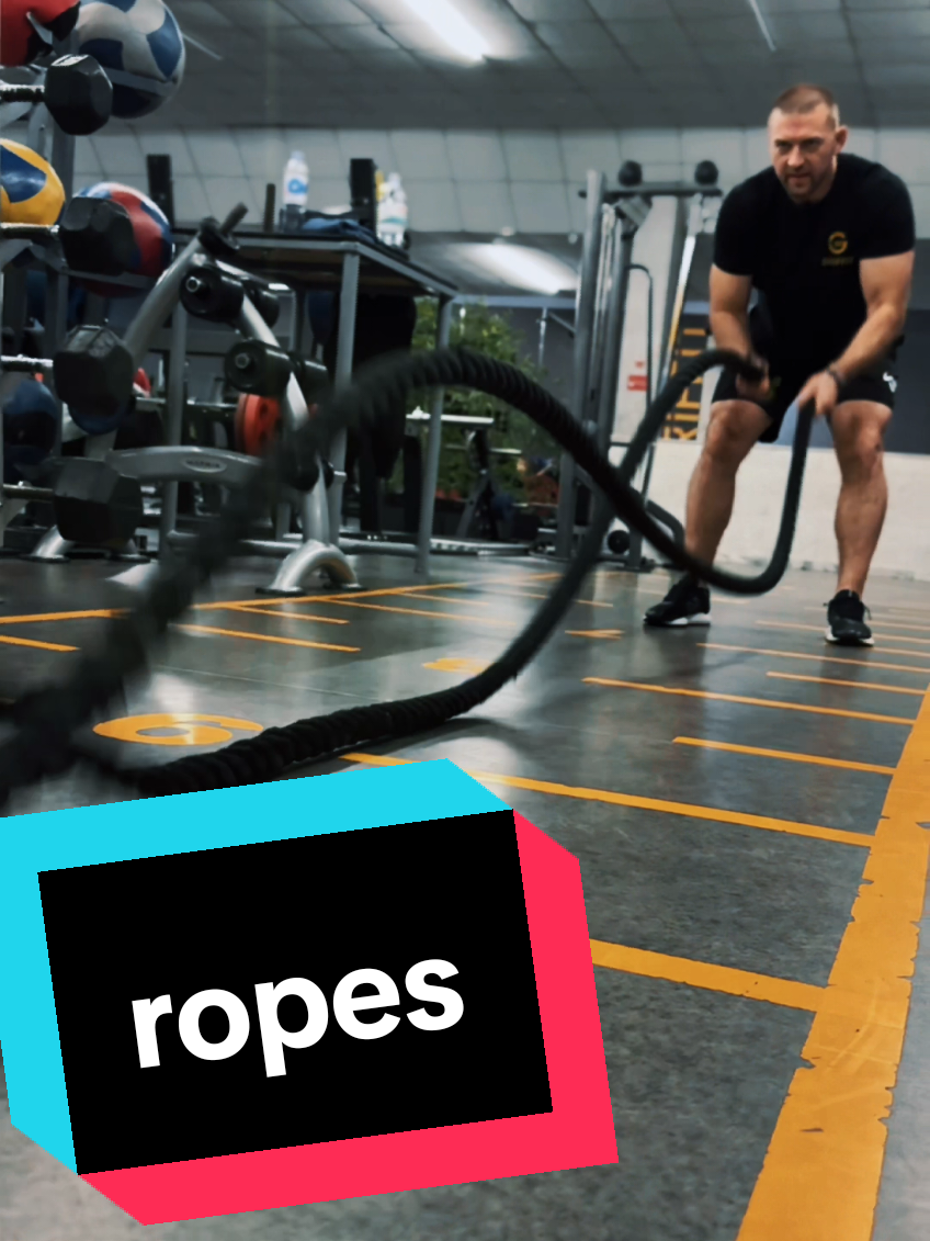 🔴Beneficiile antrenamentului cu funii: -Îmbunătățește echilibrul, coordonarea și conștientizarea corpului -Previne accidentările -Arde grăsimile -Sporește rezistența musculară și cardiovasculară -Îmbunătățește postura și reduce durerile de spate -Facilitează activitățile zilnice programare: ☎️ 068817774 🌐 str. A. Pușkin 58 🟨 GRIFFIT sportclub #Fitness #gym #chisinau #centru #cardio 