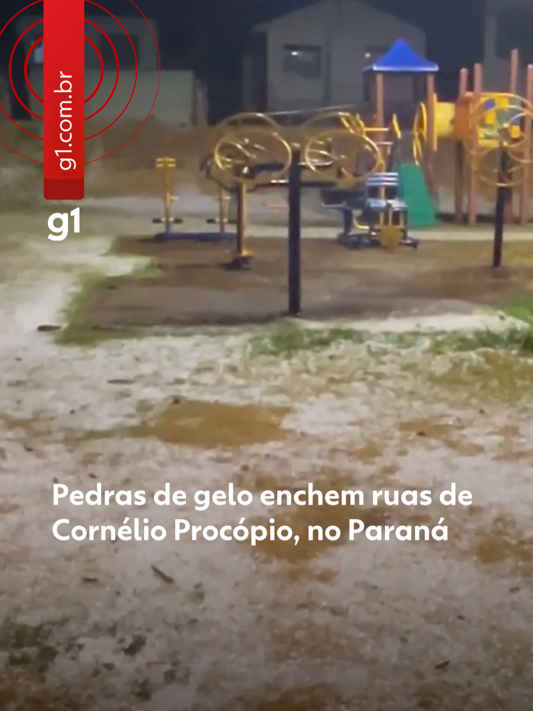 Paraná - As ruas de Cornélio Procópio, no norte do Paraná, ficaram repletas de pedras de gelo depois que uma tempestade atingiu a cidade, na noite desta sexta-feira (10). Além da queda de granizo, as gravações mostram as pedras de gelo acumuladas na água - que alagou partes de ruas - e no chão. Em alguns casos, moradores usaram vassouras para recolher todas. A estação meteorológica do Sistema de Tecnologia e Monitoramento Ambiental do Paraná (Simepar) contabilizou 28.6 mm de chuva entre 20h e 22h de sexta. A Defesa Civil de Cornélio Procópio informou à RPC, afiliada da TV Globo no Paraná, que o temporal causou danos em telhados de algumas casas e alagamentos. O balanço final dos estragos não foi divulgado até a última atualização desta reportagem. Clique em 'leia o artigo' para ler a reportagem completa. #g1 #tiktoknotícias #g1local #paraná