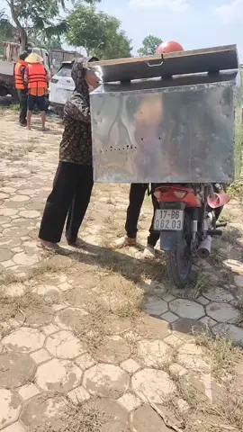 thật cảm động anh trai đi xe chở bánh mỳ từ cầu Đuống lên thái Nguyên Phát cho bà con và những đoàn từ thien