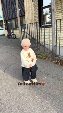 We love fall🤎 #toddleroutfit 