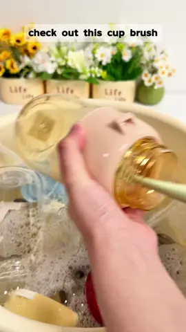 Regular cleaning is a must for cups you use every day! This 5-in-1 cup brush cleans all cup styles, making even gaps and dead spots squeaky clean.#cupbrush #babybottlebrush #goodproductsrecommendation #CupCleaningBrush 