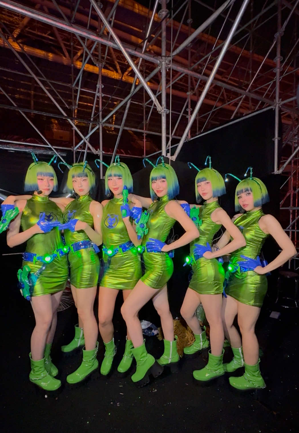 ngay lúc này tại nơi đây tập thể dục cùng kiến xanh lè xanh lét này nháaa  🪲🪲🪲#emxinhsayhiconcert #day2 @Bích Phương @Quynh Anh Shyn @LAMOON @Juky San @Mỹ Mỹ 