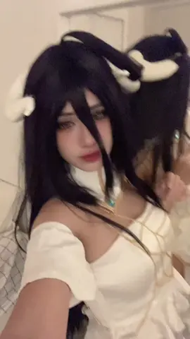 😢cosplaying gorgeous characters but with the worst mobility outfits is the worst cause her fit is so fire but you can’t move in it unless you like magically glide LOL #overlord #albedooverlord #fyp #overlordcosplay #albedocosplay 