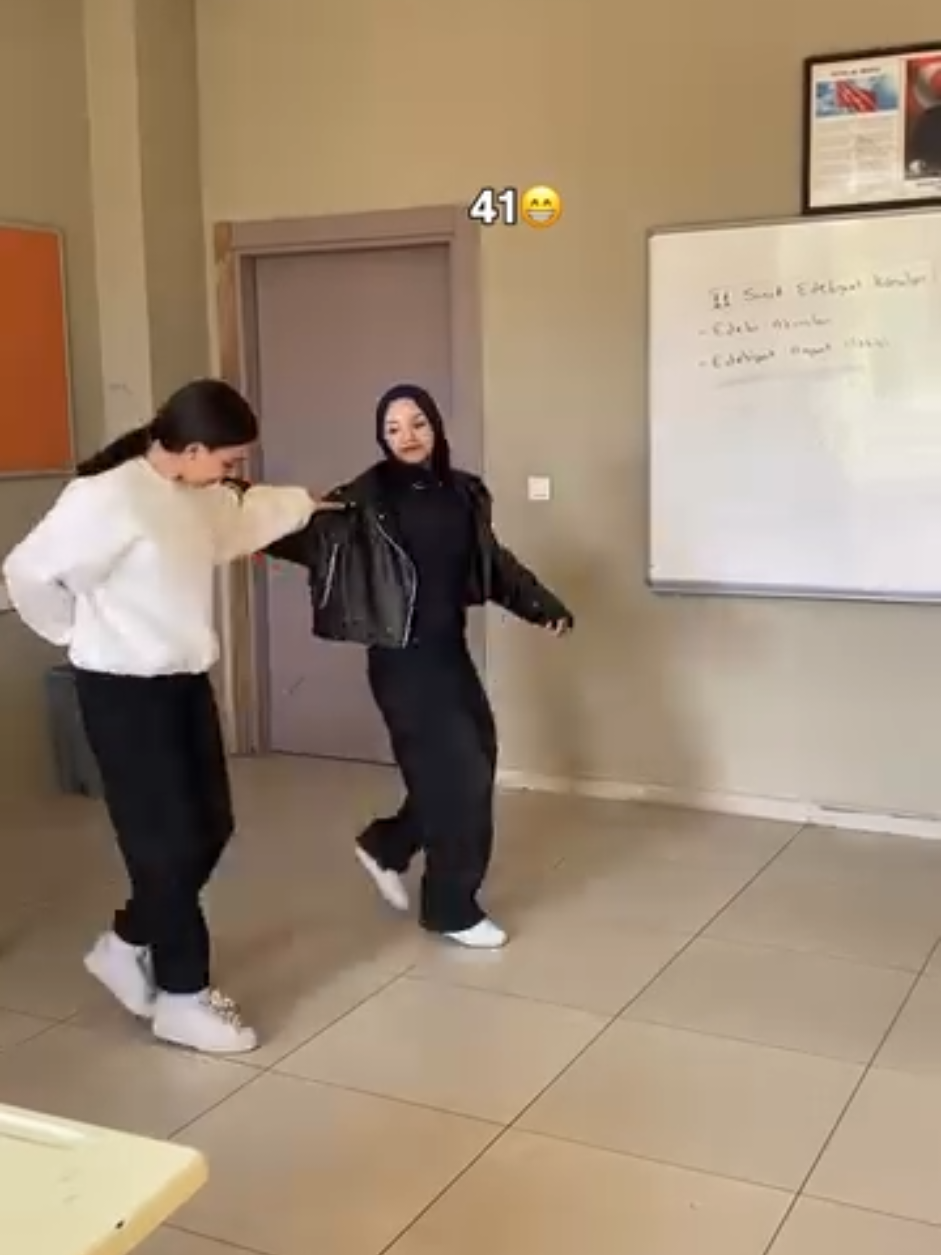 ABONE OL ÖZEL VİDEOLARIMI İZLE 😘 #beni̇oneci̇karti̇ktok #okul #beni #LİSE 