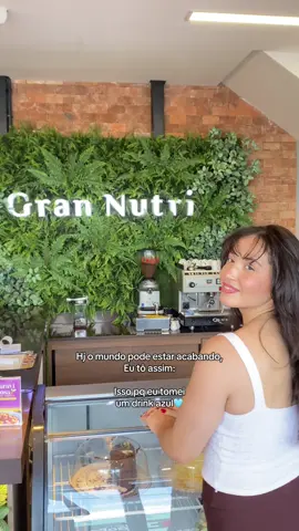 Você sabia que o cortisol, o famoso hormônio do estresse, pode estar sabotando seu corpo e sua mente? 😩 Quando ele está alto, você sente ansiedade, inchaço, cansaço constante, perde foco e até tem dificuldade pra dormir. Foi por isso que eu me rendi ao Drink Azulzinho🩵 Ele ajuda a reduzir o estresse, melhora o sono, equilibra os hormônios e ainda dá aquela sensação deliciosa de calma e bem-estar. É o meu ritual diário pra desacelerar e cuidar de mim de dentro pra fora. ✨ Se você também precisa provar disso, deixa um comentário que te mando o link😘 #Relaxei #CortisolAltoNão #SaúdeEmPrimeiroLugar #BemEstar #momentorelaxei 