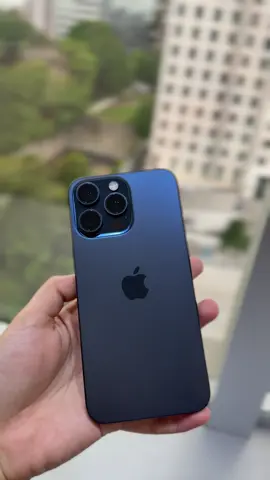 ✨ Apresentando o iPhone 15 Pro Max Azul 256GB — design impecável, potência absurda e detalhes que fazem toda a diferença! 🔥💙 Qual nota você dá pra esse modelo? 👇📱 #iPhone15ProMax #UnboxingiPhone #TechTok #AppleBrasil #iPhoneAzul   