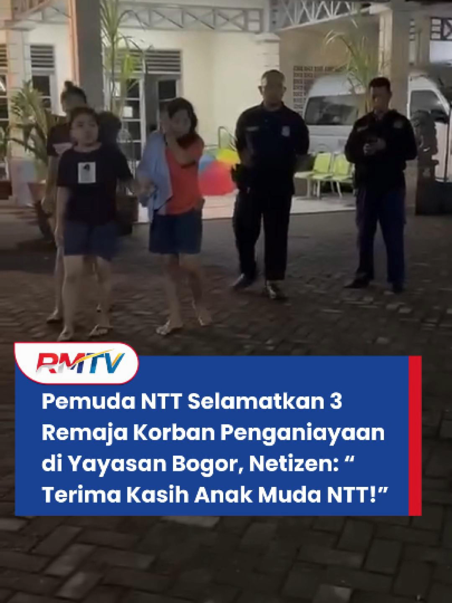 Pemuda NTT Selamatkan 3 Remaja Korban Penganiayaan di Yayasan Bogor, Netizen: “Terima Kasih Anak Muda NTT!” Bogor — Kasus dugaan penganiayaan terhadap tiga remaja asal Nusa Tenggara Timur (NTT) di Yayasan Kasih Mulia Sejahtera, Bogor, kini semakin menjadi sorotan publik. Setelah kabar kekerasan itu viral, akhirnya ketiga korban berhasil dijemput langsung oleh sejumlah pemuda NTT yang datang menuntut keadilan. Kedatangan rombongan pemuda NTT ke lokasi yayasan berlangsung tegang namun tertib. Mereka datang dengan niat damai namun tegas, meminta agar ketiga remaja yang diduga disiksa segera dibebaskan dari tempat tersebut. Menurut informasi yang beredar, para korban mengalami pemukulan hingga mata bengkak, dipaksa melakukan “scot jump” sebanyak 300 kali, dan dikurung dalam ruangan kosong selama dua hari penuh. Kondisi fisik dan mental mereka kini tengah dipulihkan dengan pendampingan medis dan psikologis. Tak butuh waktu lama, video penjemputan ini viral di media sosial. Netizen dari berbagai daerah membanjiri kolom komentar dengan rasa haru dan ucapan terima kasih kepada anak muda NTT yang telah berani bersuara dan bertindak. Komentar seperti “Terima kasih pemuda NTT, kalian luar biasa!”, “Inilah solidaritas sejati!”, hingga “Bangga lihat anak muda NTT berani bela sesama!” ramai menghiasi lini masa TikTok, Instagram, dan Facebook. Aksi cepat para pemuda NTT ini dinilai sebagai contoh nyata solidaritas dan keberanian melawan ketidakadilan. Banyak pihak berharap agar kasus ini segera diselesaikan secara hukum dan menjadi pelajaran berharga bagi seluruh lembaga pembinaan anak di Indonesia. #PemudaNTT #AnakMudaNTT #SolidaritasNTT #SaveAnakBangsa #StopKekerasan #KeadilanUntukKorban #AksiKemanusiaan #PeduliSesama #ViralHariIni #FYP #FYPIndonesia #TrendingTikTok #BeritaViral #NTTBersatu #NTTBeraksi #HeroNTT #BanggaNTT #AnakMudaBerani #KeadilanSosial #KitaBersaudara #IndonesiaBersatu #CintaTanpaBatas #ViralUpdate #TerimaKasihPemudaNTT #HarapanUntukIndonesia