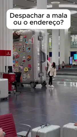 Despachar a mala ou o endereço A mala é tão grande que já tem CEP e milhas próprias 🧳🏠✈️😂 #Viagem #Aeroporto #MalaGigante #ExcessoDeBagagem #HumorDeViagem 