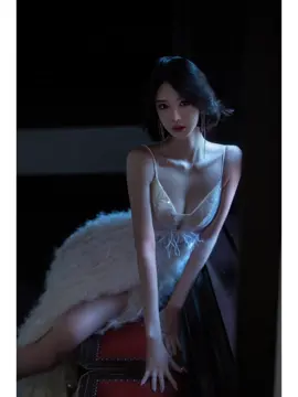 Confidence and grace, captured in single moment. Leave a ❤️ if you agree. #style #glamour #vintagestyle #fyp #beautiful 