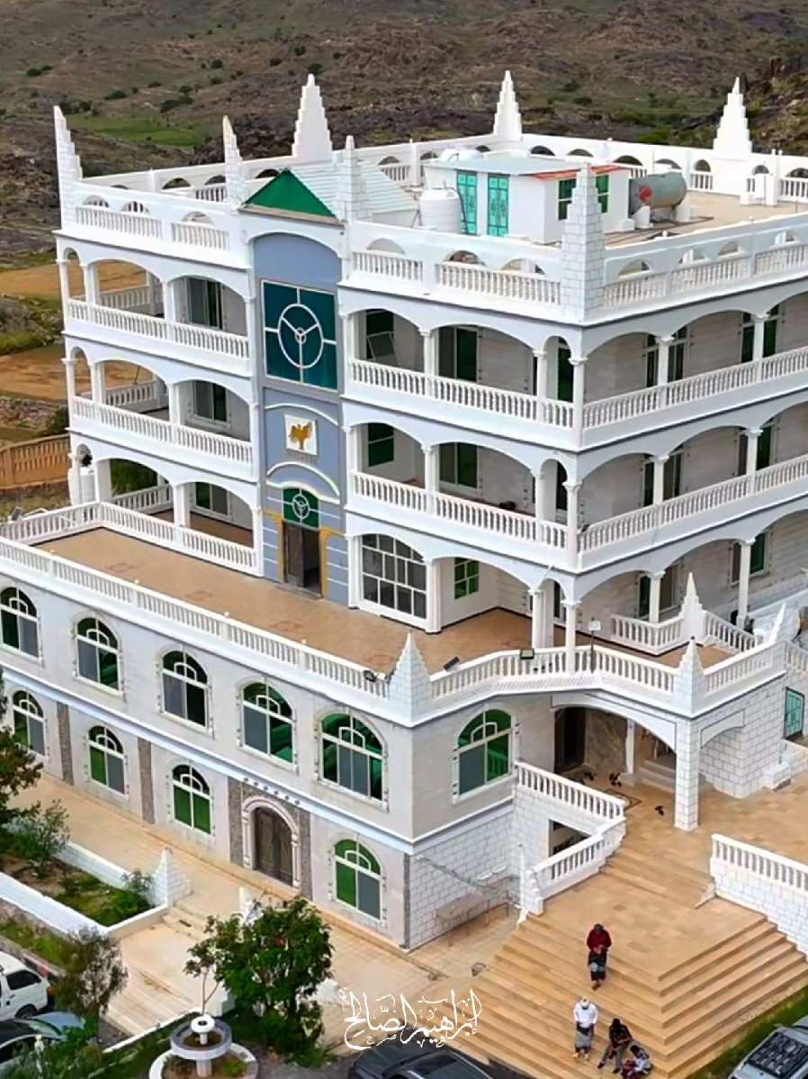 أحد قصور يافع الحديثة، قصر الشيخ قاسم دينيش العسكرس في مدينة بني بكر يافع ... قصر بني بالنمط المعماري اليافعي والحضرمي