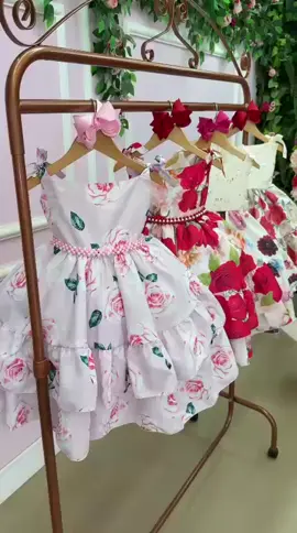 Vestido infantil floral delicado, perfeito para daminhas, formaturas e festas em geral ✨️  📏 Disponível nos tamanhos: 1 ao 16 💰 Formas de pagamento: pix e cartão  👩🏻‍💻 Atendimento pelo direct aqui no Instagram  📦 Enviamos para todo Brasil via correio  🛒 Compre conosco pela shopee com frete grátis:  https://s.shopee.com.br/1BCxft3zTK 📍Modelo ideal para batizados, daminha, formaturas e eventos formais