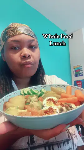 Whole Foods lunch!! The weekends can often thrown us off plan! If you’re not going out this is the best time to feed your body well and if you do go out at stick with healthier options! #kimchi #wholefood #snackplate #cleaneating #vegetarianmeals 