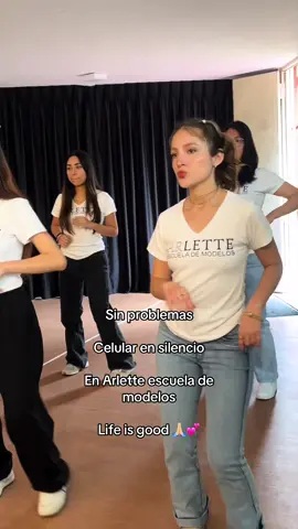 Nuestras aulas son el lugar seguro de nuestras alumnas 🥹💕  La profe de Baile 💃: @Angidu🎶  #modelaje #modelo #posar #limaperu #model 