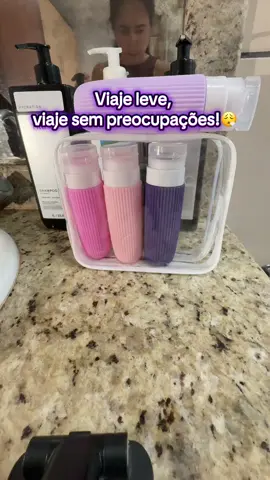 Organize sua mala sem medo de acidentes! O kit de frascos de silicone com válvula anti-gotejamento é ideal para viagens internacionais e garante que seus líquidos fiquem seguros, sem sujar suas roupas. Prático, compacto e indispensável para quem não abre mão de viajar tranquilo. #ViagemSemStress #KitDeFrascos #MalaOrganizada #DicaDeViagem