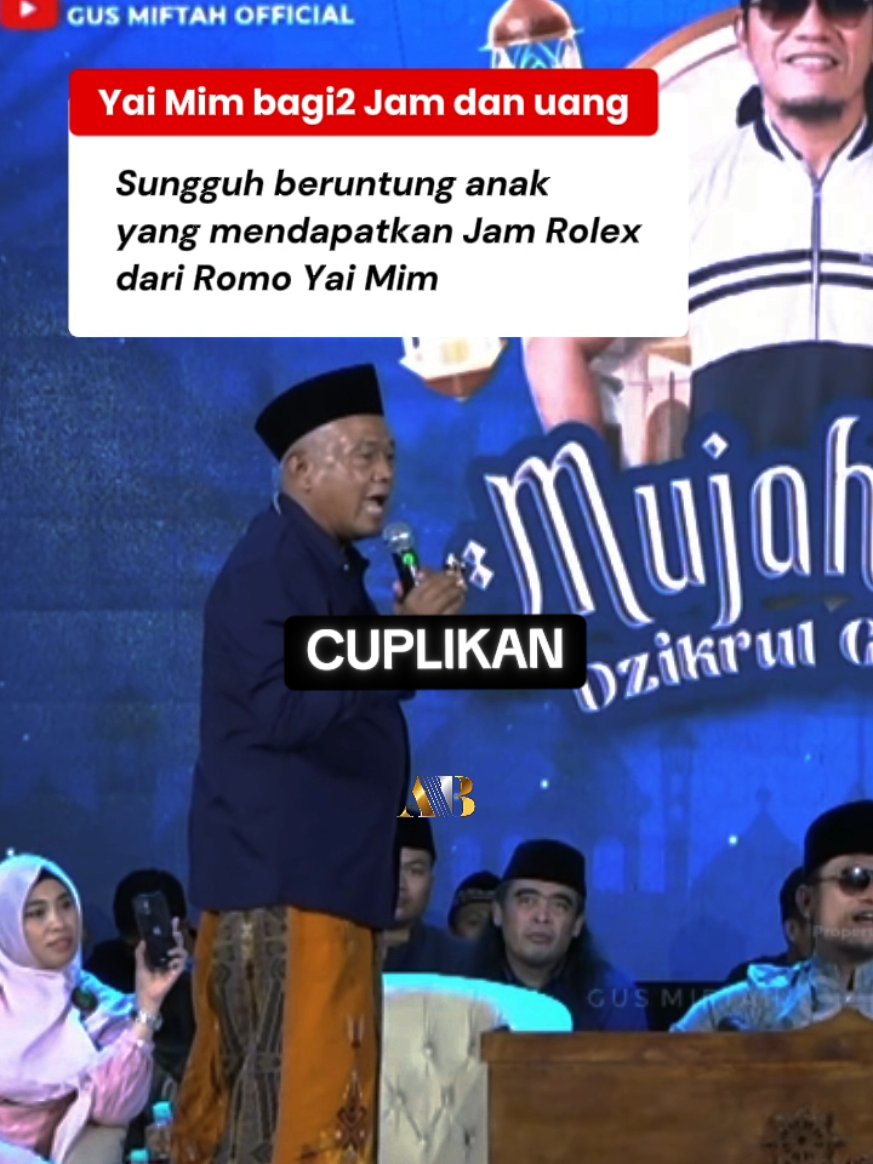 Sungguh beruntung Yg mendapatkan Jam Versace dari Romo Yai Mim😭 15 juta dan bagi2 uang kepada jamaah  #yaimim #gusmiftah #ab♂️ #CapCut @MIM & ROSE 