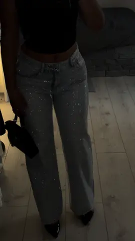 fabrication italienne 🇮🇹 strass collés à la main ! ✨#jeanstras #tofeel 