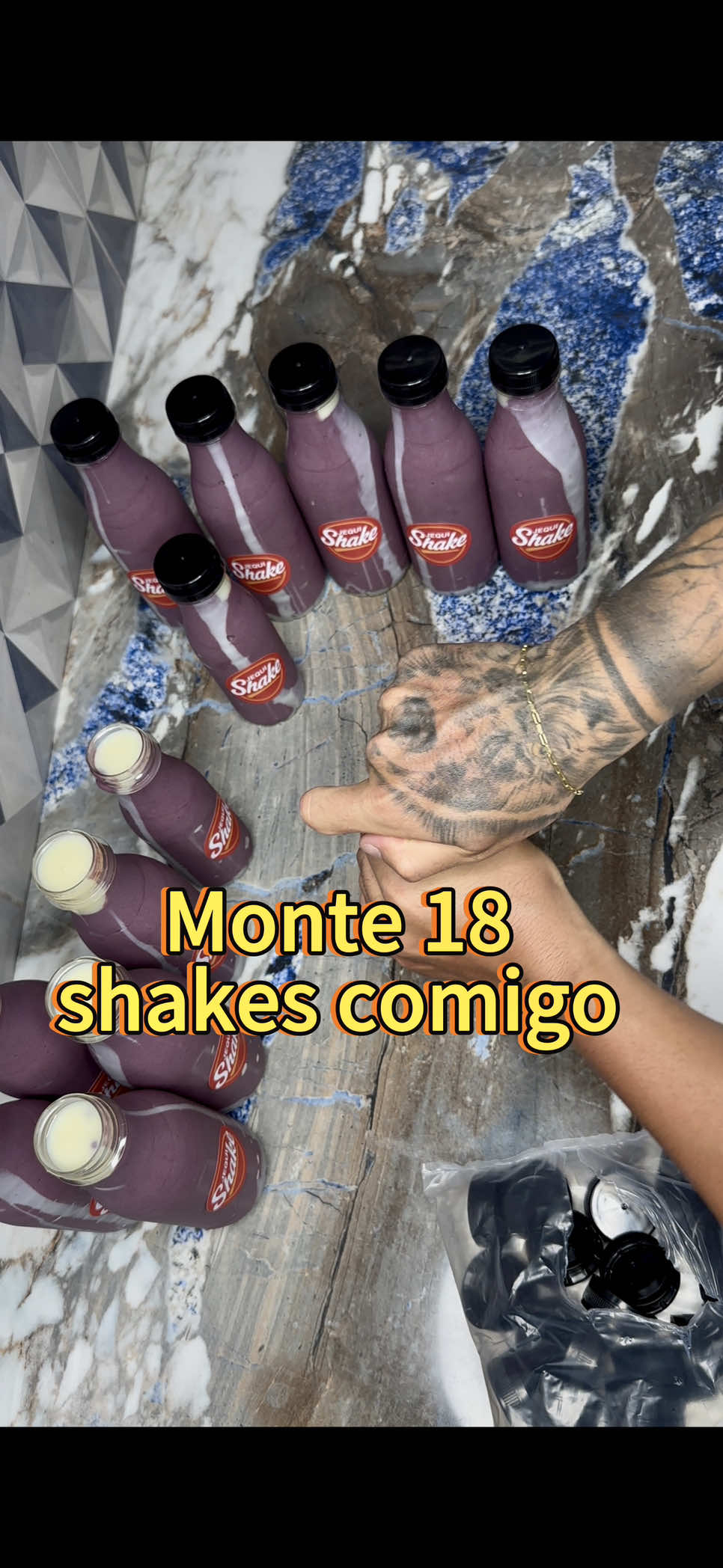 🍌 Monte comigo o MAIOR pedido que já saiu da Jequishake! 💥 Foram 18 shakes de açaí de R$20 — batidos no liquidificador de 30 litros 😱 Açaí, leite em pó, leite condensado, paçoca, e muita energia pra fechar esse pedidão 🫶 Cada garrafinha saindo com adesivo, carinho e aquele sabor único da casa 💜 🎥 Senta e assiste até o final — esse pedido ficou INSANO! #batidinhadeacai #shakejequi #jequishake #acaitradicional #shakegelado                         