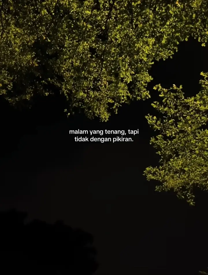 1. Membuat Kulit Risol ​ - Campurkan 250 gram tepung terigu protein sedang, 2 butir telur, 500 ml air, 2 sdm minyak goreng, dan 1/2 sdt garam dalam wadah. Aduk hingga rata . ​ - Saring adonan untuk memastikan tidak ada gumpalan . ​ - Panaskan wajan datar anti lengket dengan api kecil. Tuang satu sendok sayur adonan ke wajan, ratakan hingga membentuk lingkaran tipis . ​ - Masak hingga permukaan kulit kering, lalu angkat dan dinginkan . ​ 2. Membuat Isian Risol (Ragout Ayam Sayur) ​ - Panaskan margarin, tumis bawang putih dan bawang bombay hingga harum . ​ - Masukkan 200 gram daging ayam cincang, masak hingga berubah warna. Tambahkan wortel dan kentang yang dipotong dadu kecil, aduk rata . ​ - Masukkan 2 sdm tepung terigu, aduk cepat hingga tercampur rata. Tuangkan 200 ml susu cair sedikit demi sedikit sambil terus diaduk hingga mengental . ​ - Bumbui dengan garam, merica, dan pala bubuk secukupnya. Masukkan daun bawang, aduk sebentar, lalu matikan api dan dinginkan . ​ 3. Menggulung Risol ​ - Ambil selembar kulit risol, letakkan 1-2 sendok makan isian di bagian tengah bawah . ​ - Lipat bagian bawah kulit ke atas untuk menutupi isian, lalu lipat kedua sisi kanan dan kiri ke tengah . ​ - Gulung dari bawah ke atas hingga membentuk gulungan yang rapi. Rekatkan ujung gulungan dengan sedikit air atau putih telur . ​ - Celupkan risol ke dalam kocokan telur, lalu gulingkan ke tepung panir hingga merata . ​ 4. Menggoreng Risol ​ - Panaskan minyak goreng dalam wajan dengan api sedang . ​ - Goreng risol hingga berwarna kuning keemasan dan renyah. Angkat dan tiriskan .#fypage #masukberanda #fyp 